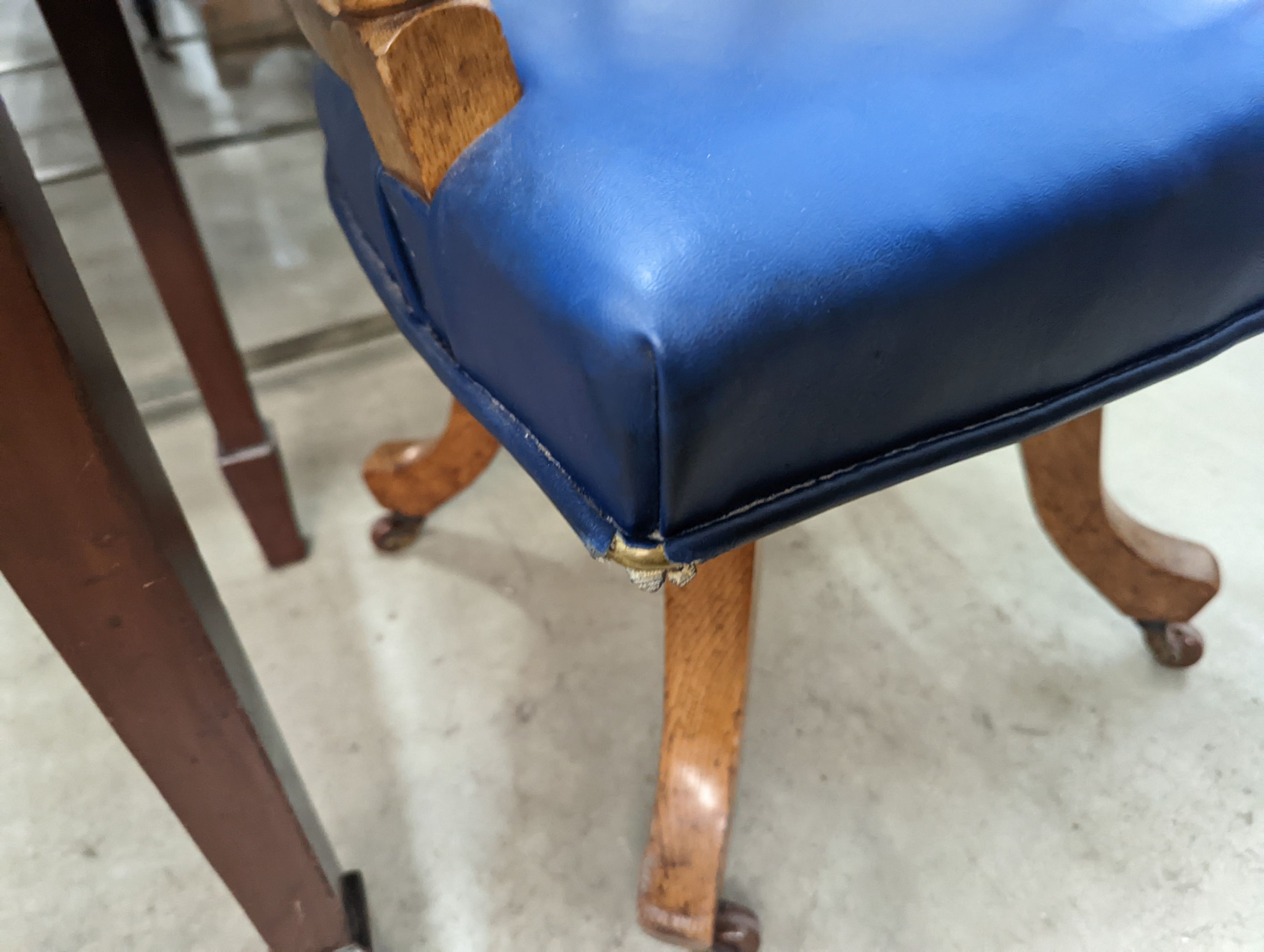 A Victorian oak swivel desk chair, width 61cm, depth 46cm, height 88cm